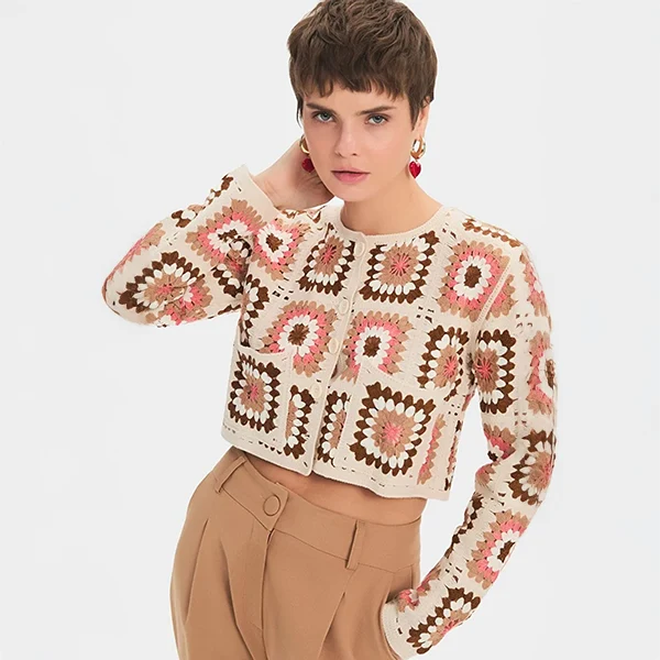 ژاکت زنانه بافتنی کراپ طرح هندسی رنگ کرم June (یقه گرد) ژاکت زنانه بافتنی کراپ طرح هندسی رنگ کرم June (یقه گرد)